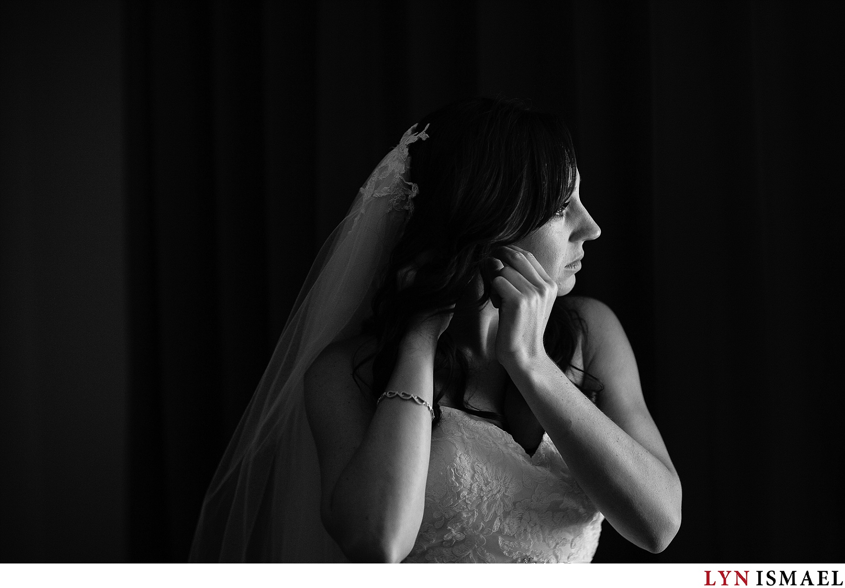 Beautiful use of light as the bride get ready at the Cranberry Resort.