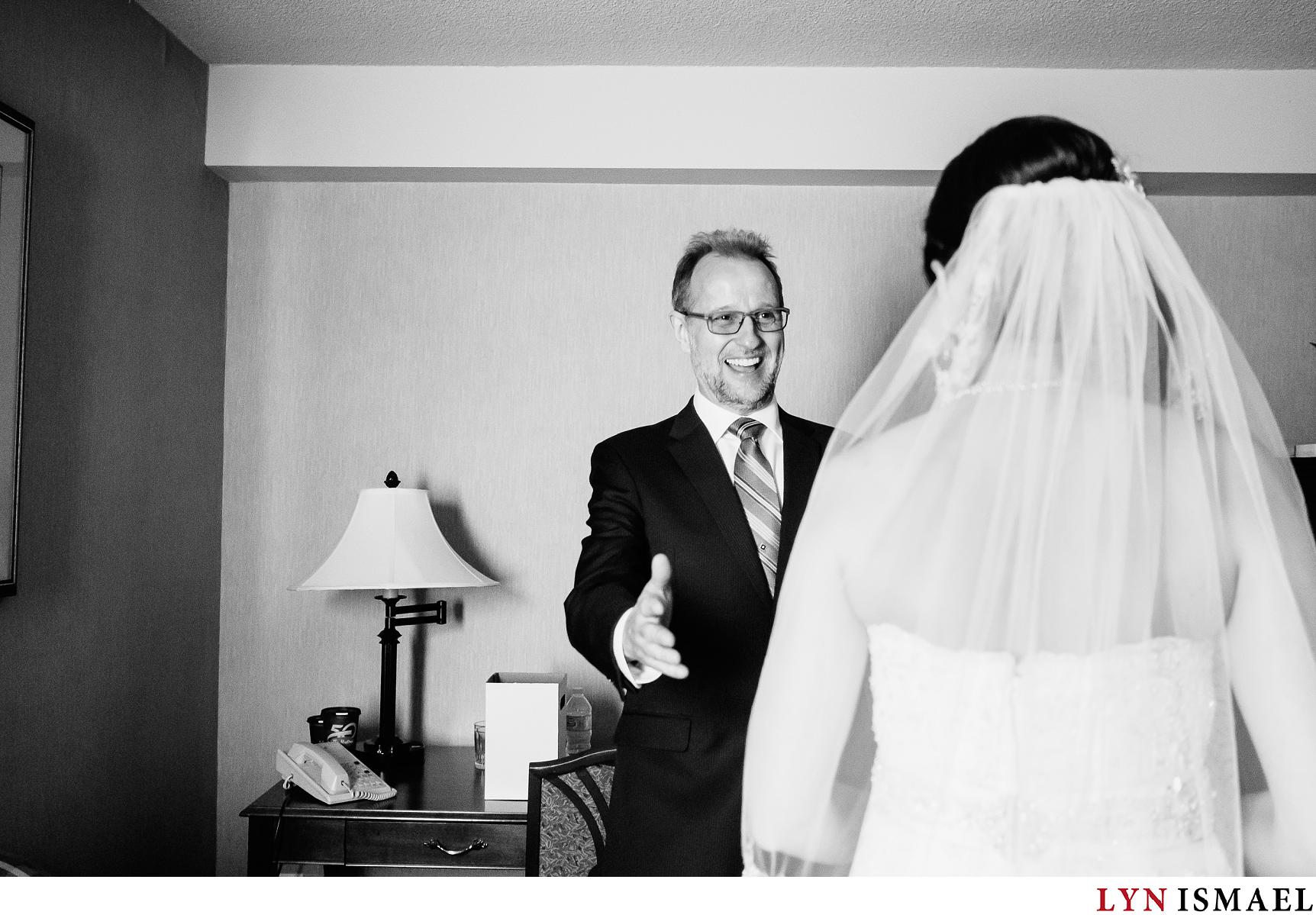 Father of the bride sees his daughter dressed as a bride