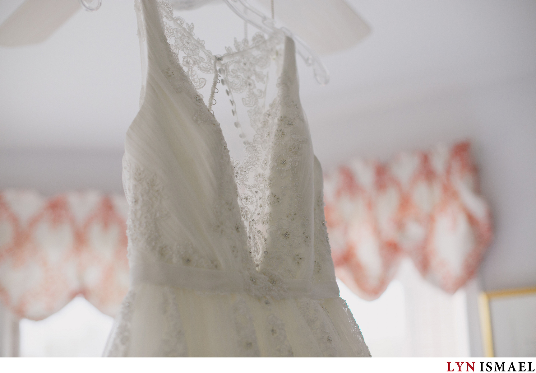 Detail of the bride's wedding dress