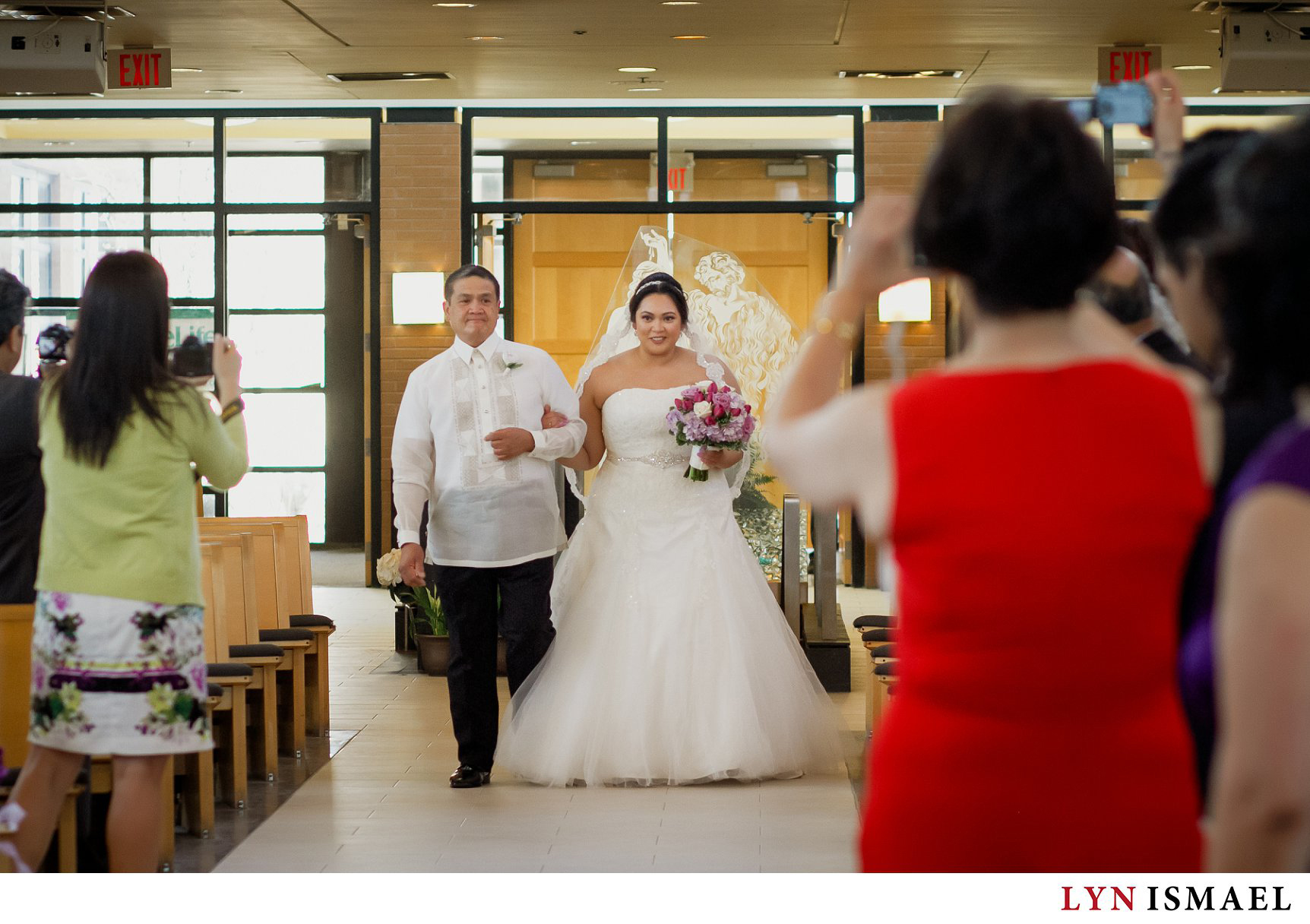 Bride and his father walks down the aisle at St Fracis Xavier Catholic Church