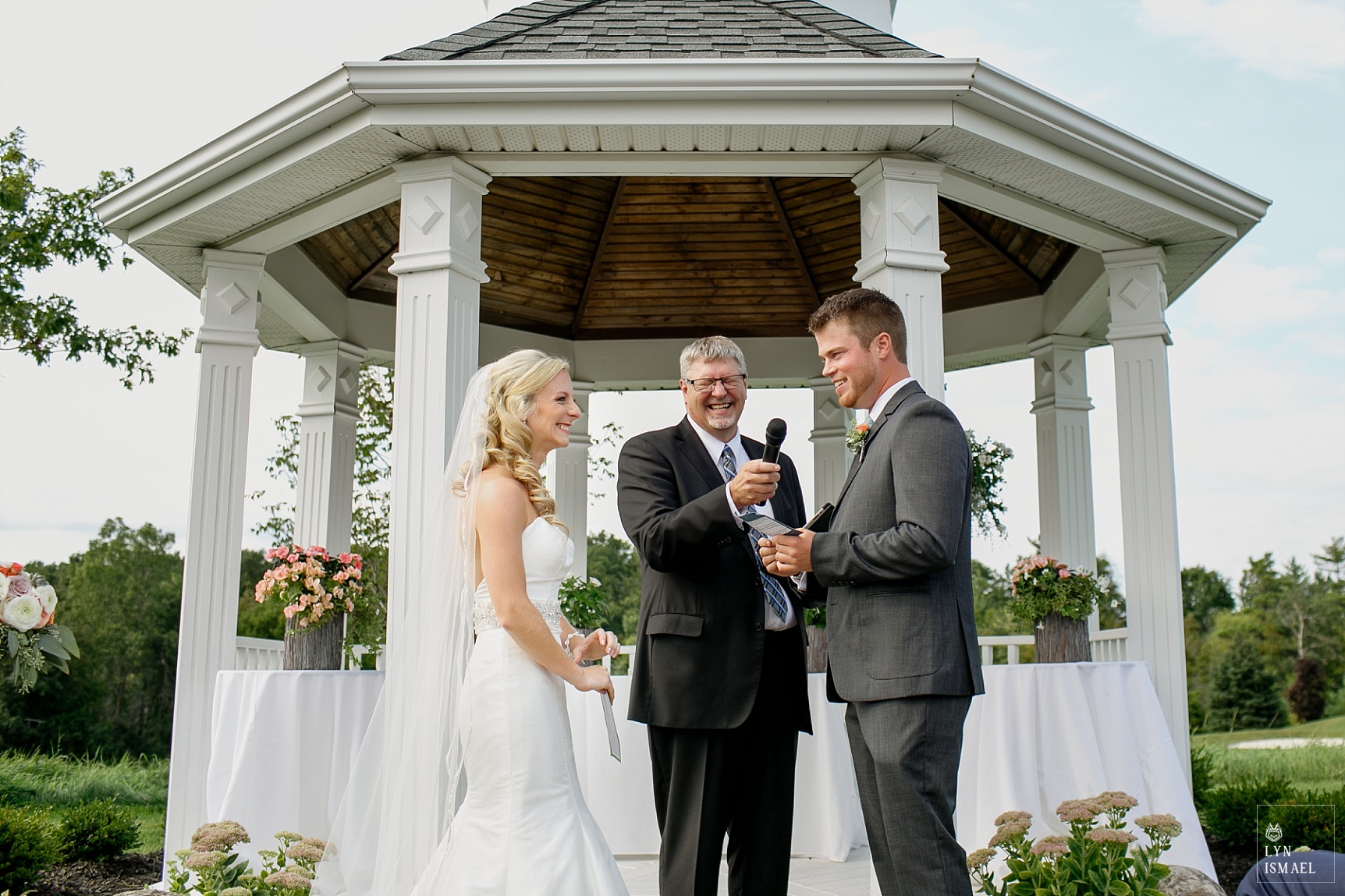 Bride and groom exchanges vows