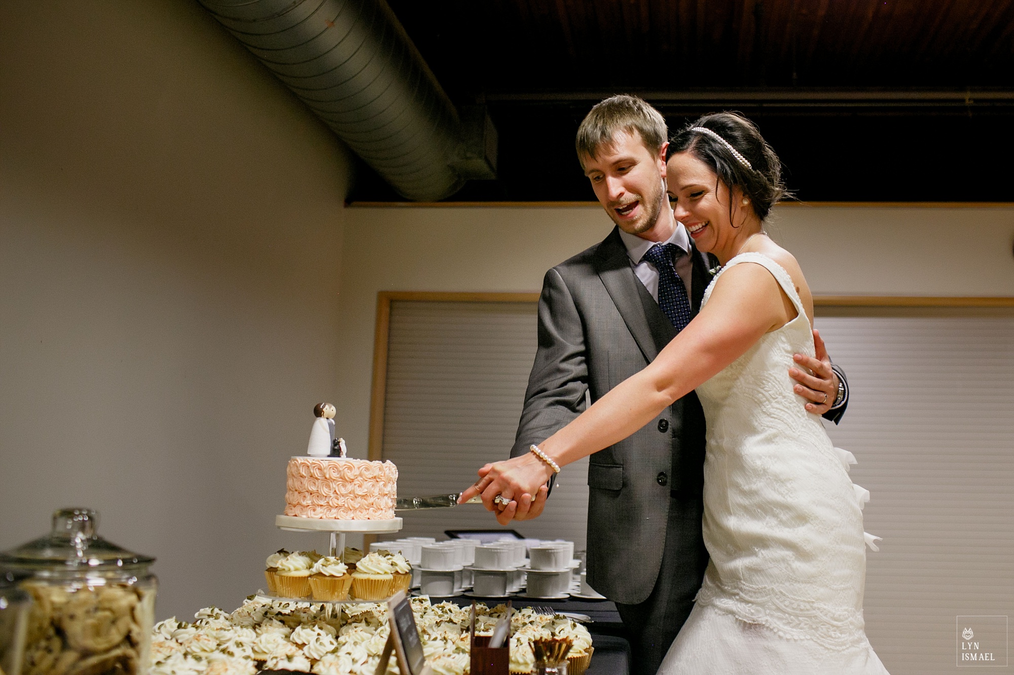 Bride and groom cuts their wedding cake at THEMUSEUM in Kitchener, Ontario.