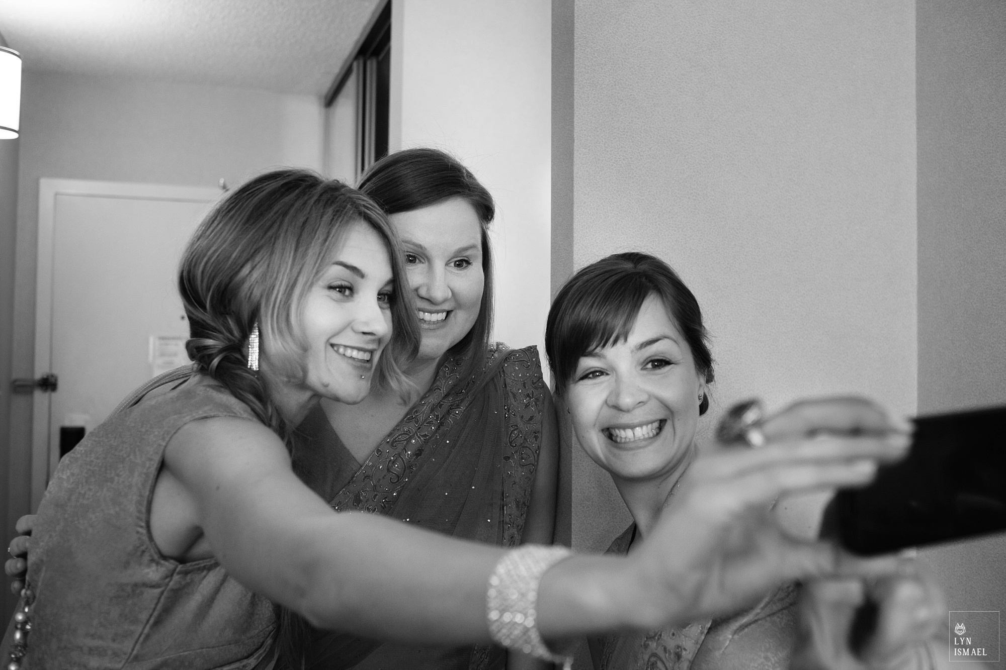 Bridesmaids do a selfie