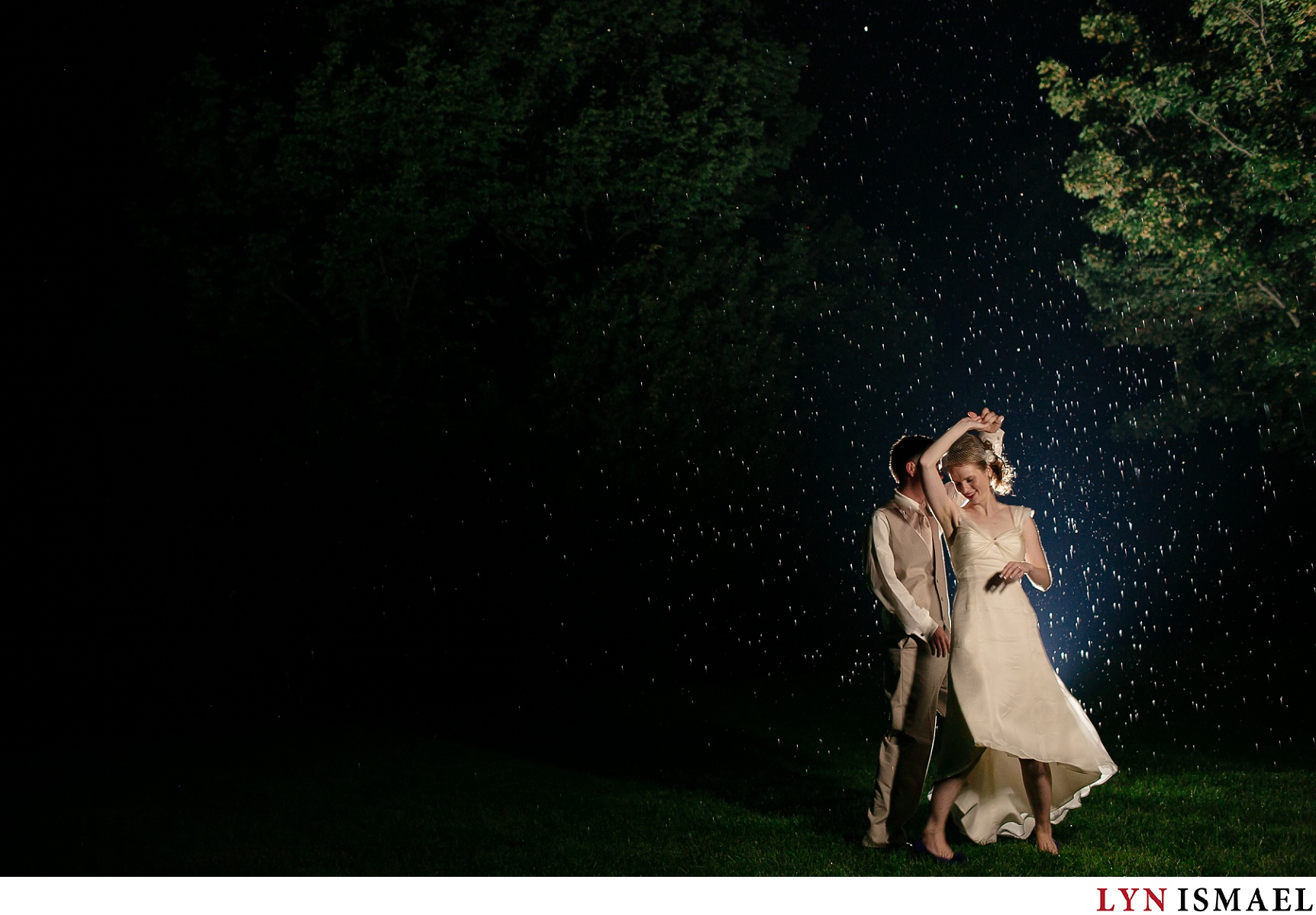 the dance under the stars by Toronto wedding photographer
